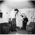 Diane Arbus Un gigante ebreo con i suoi genitori nella loro casa del Bronx, N.Y.